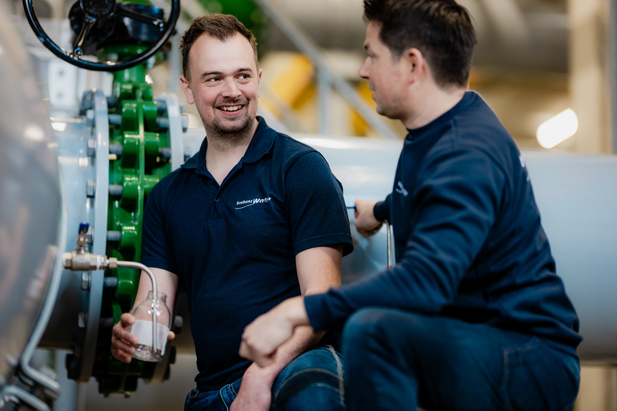 2 collega's aan het werk en lachen