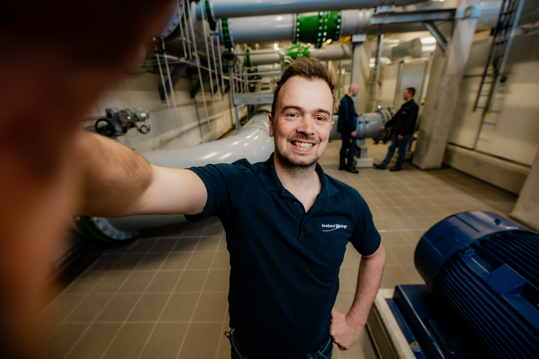 Selfie van medewerker in een technische omgeving