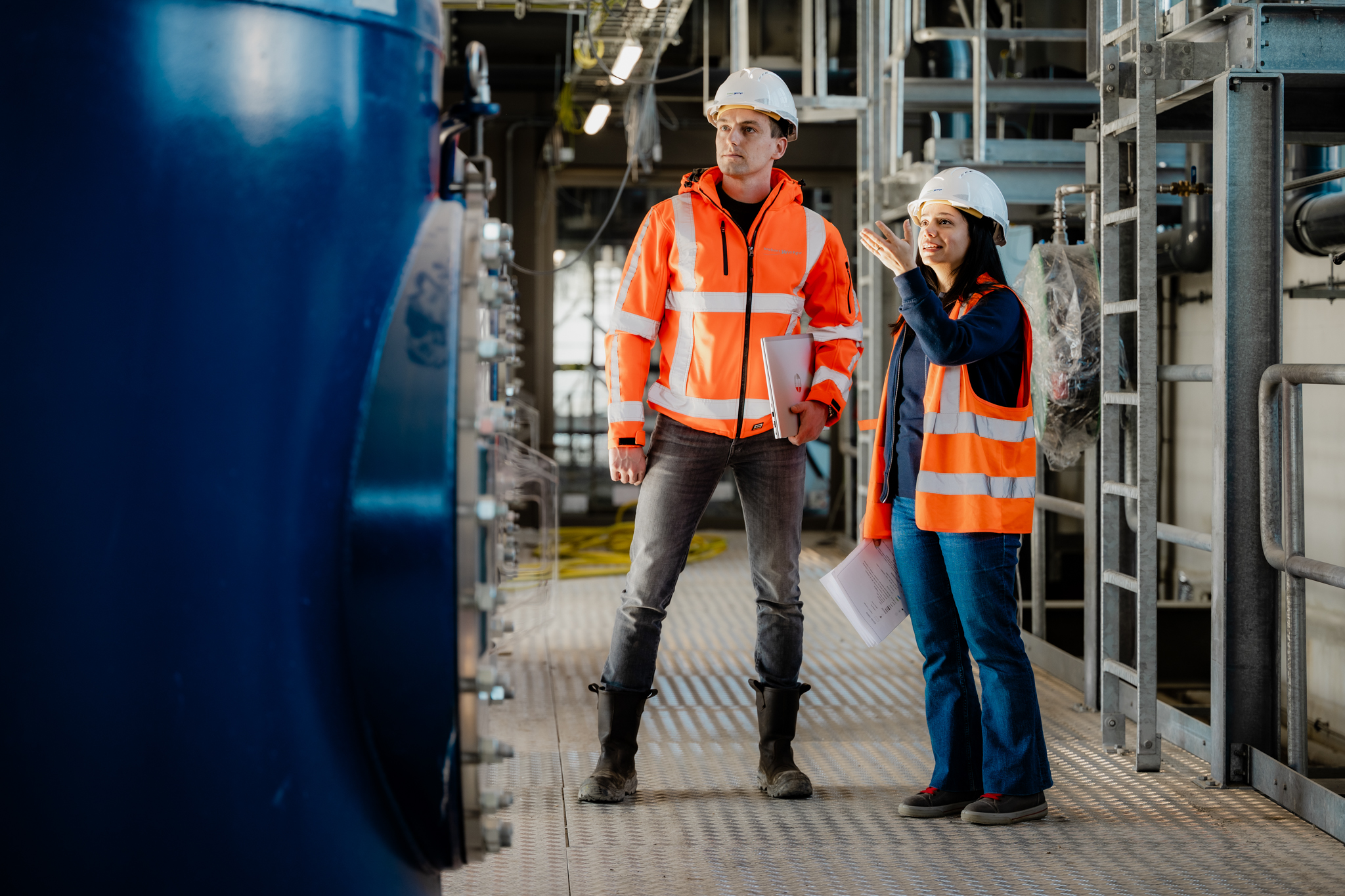 2 collega's op een technische locatie