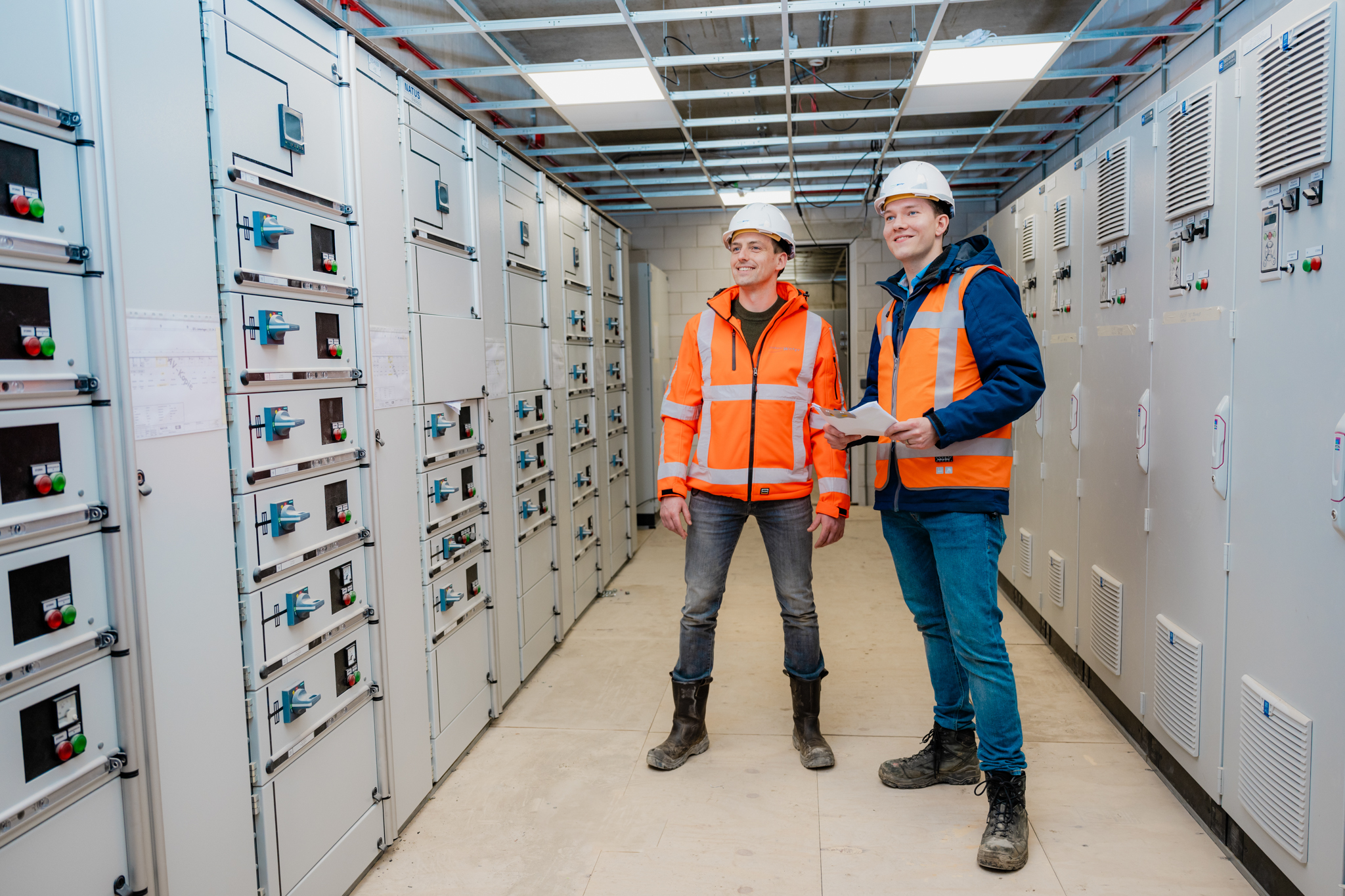 2 medewerkers in een technische ruimte