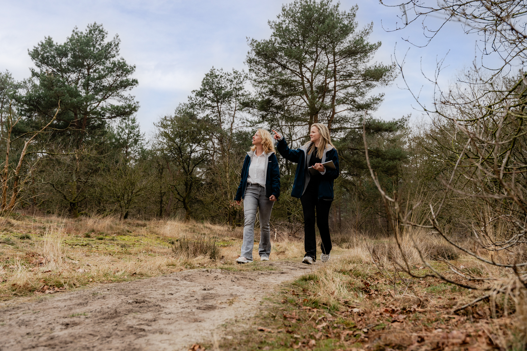 2 collega's aan het wandelen