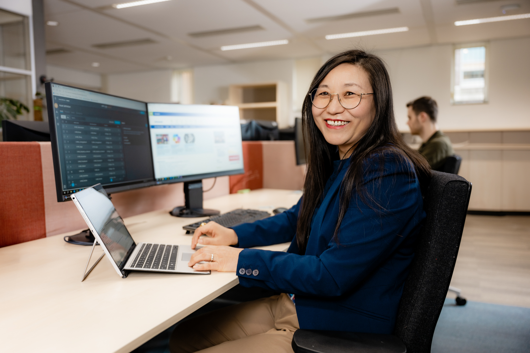 collega achter laptop aan het werk