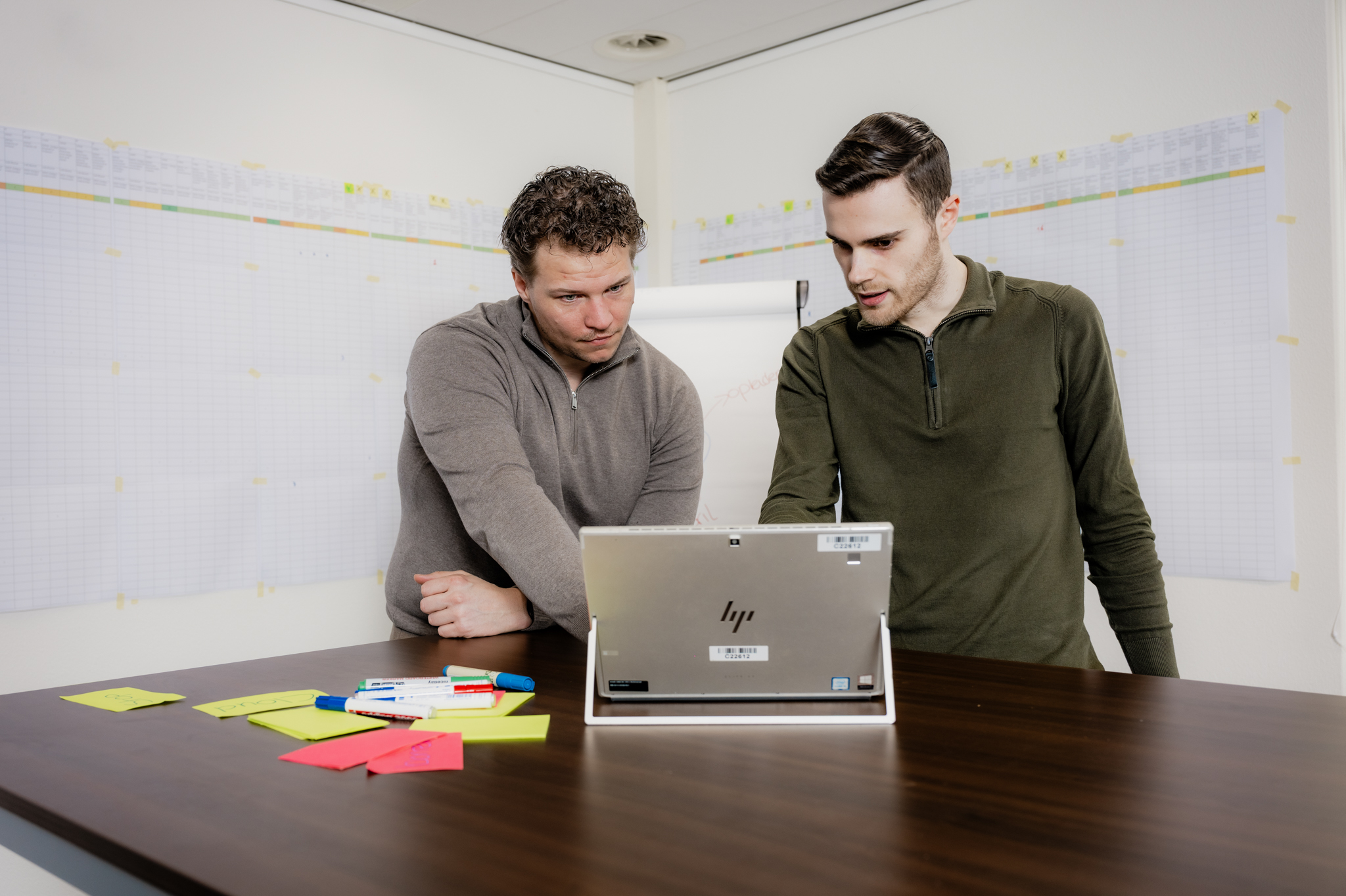2 collega's overleggen