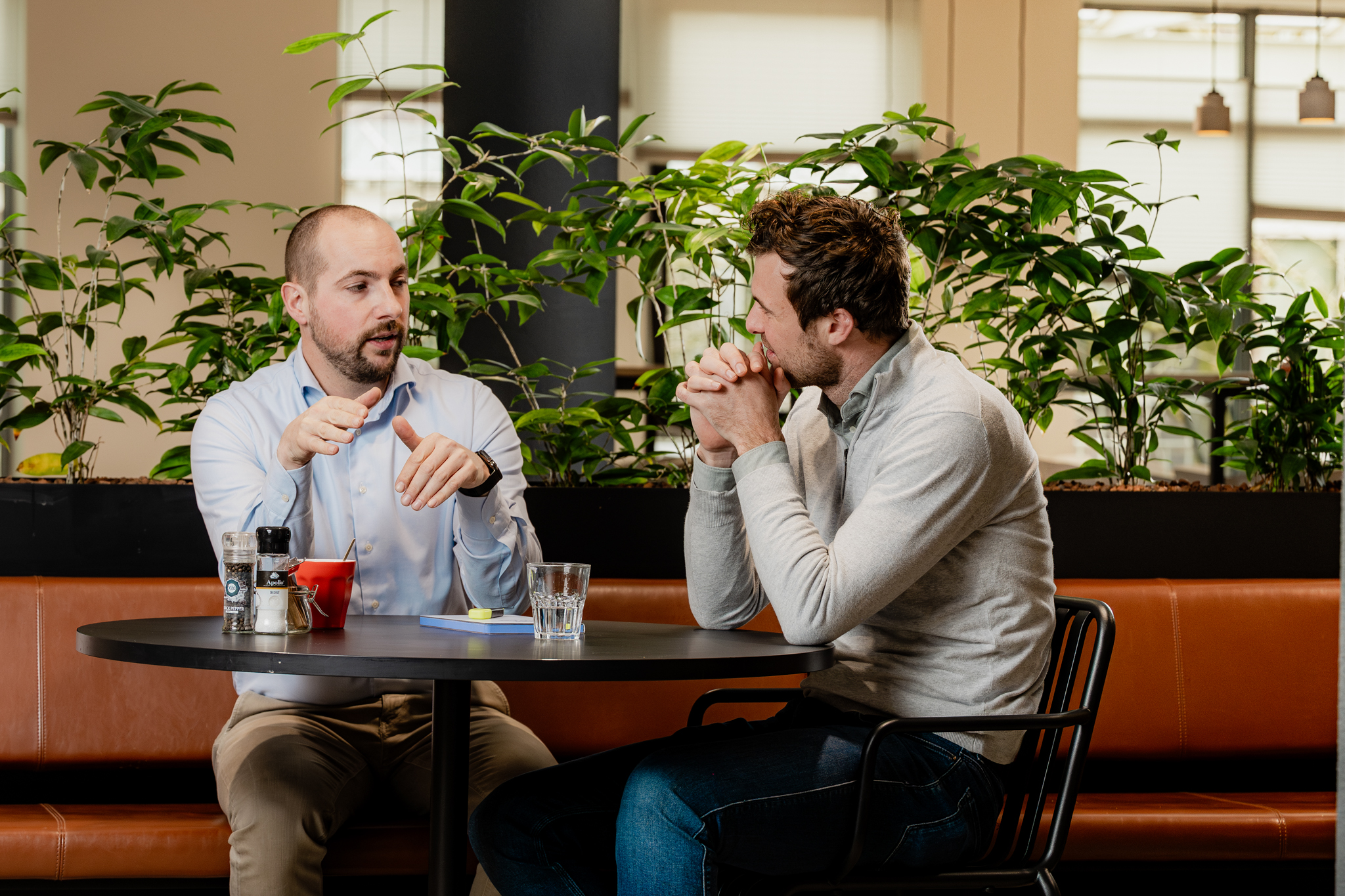2 medewerkers in gesprek