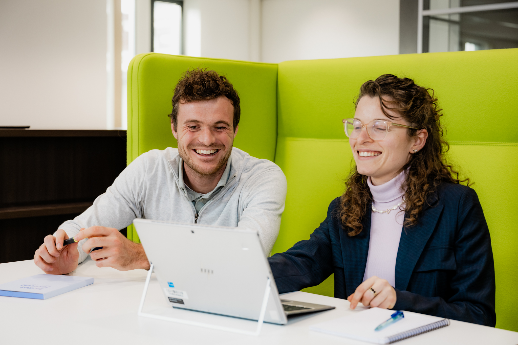 2 collega's aan het werk