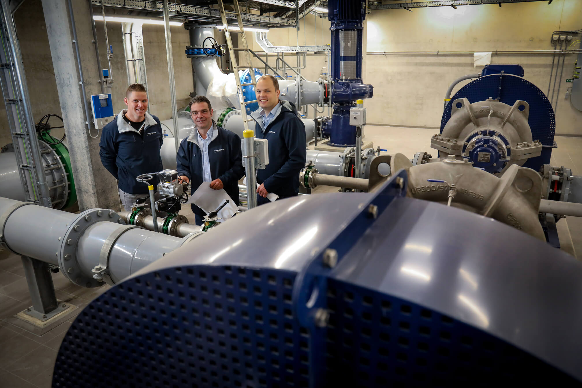 3 personen in werkkamer