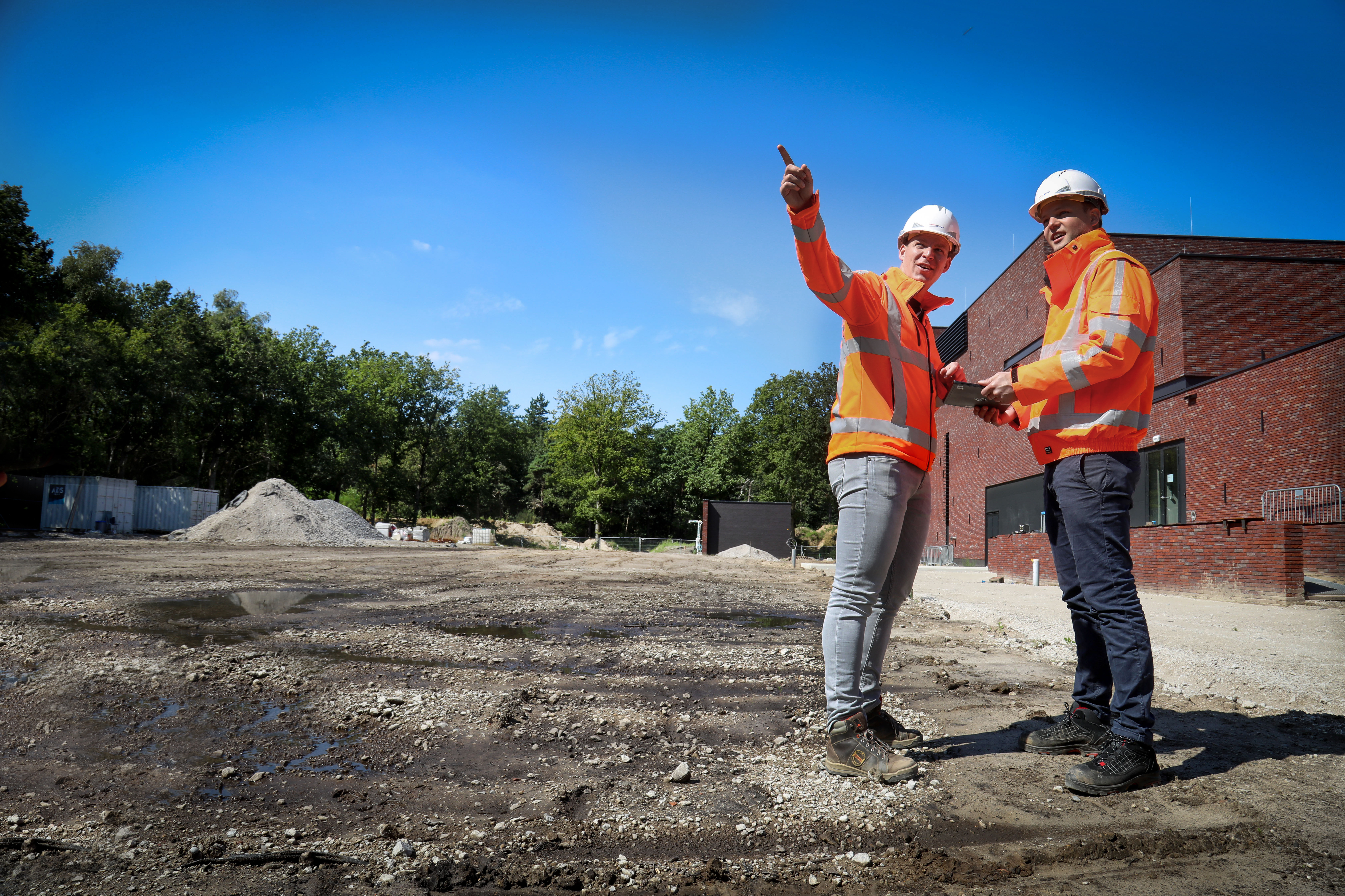 projectleiders aan het werk buiten