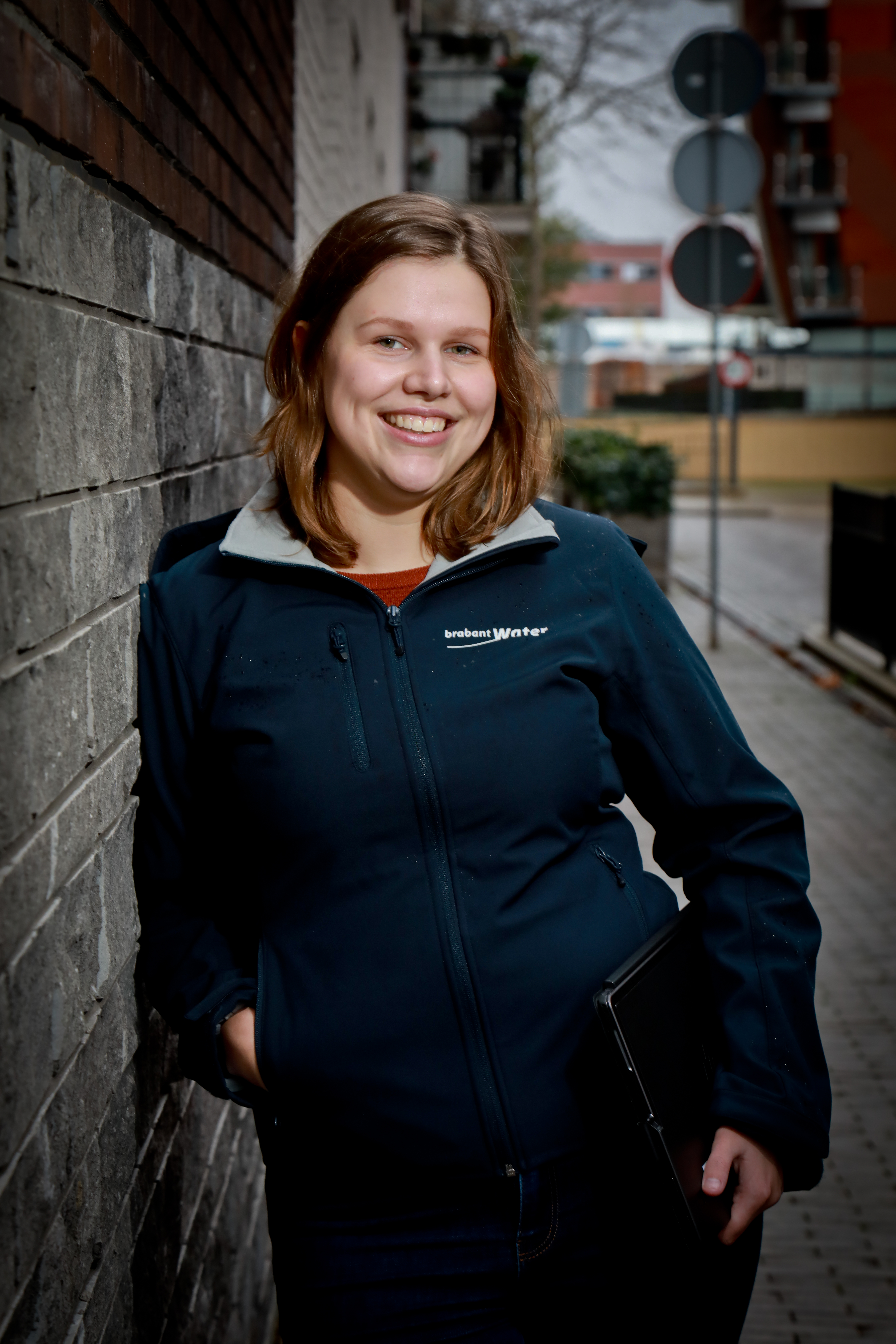 vrouwelijke collega kijkt in camera