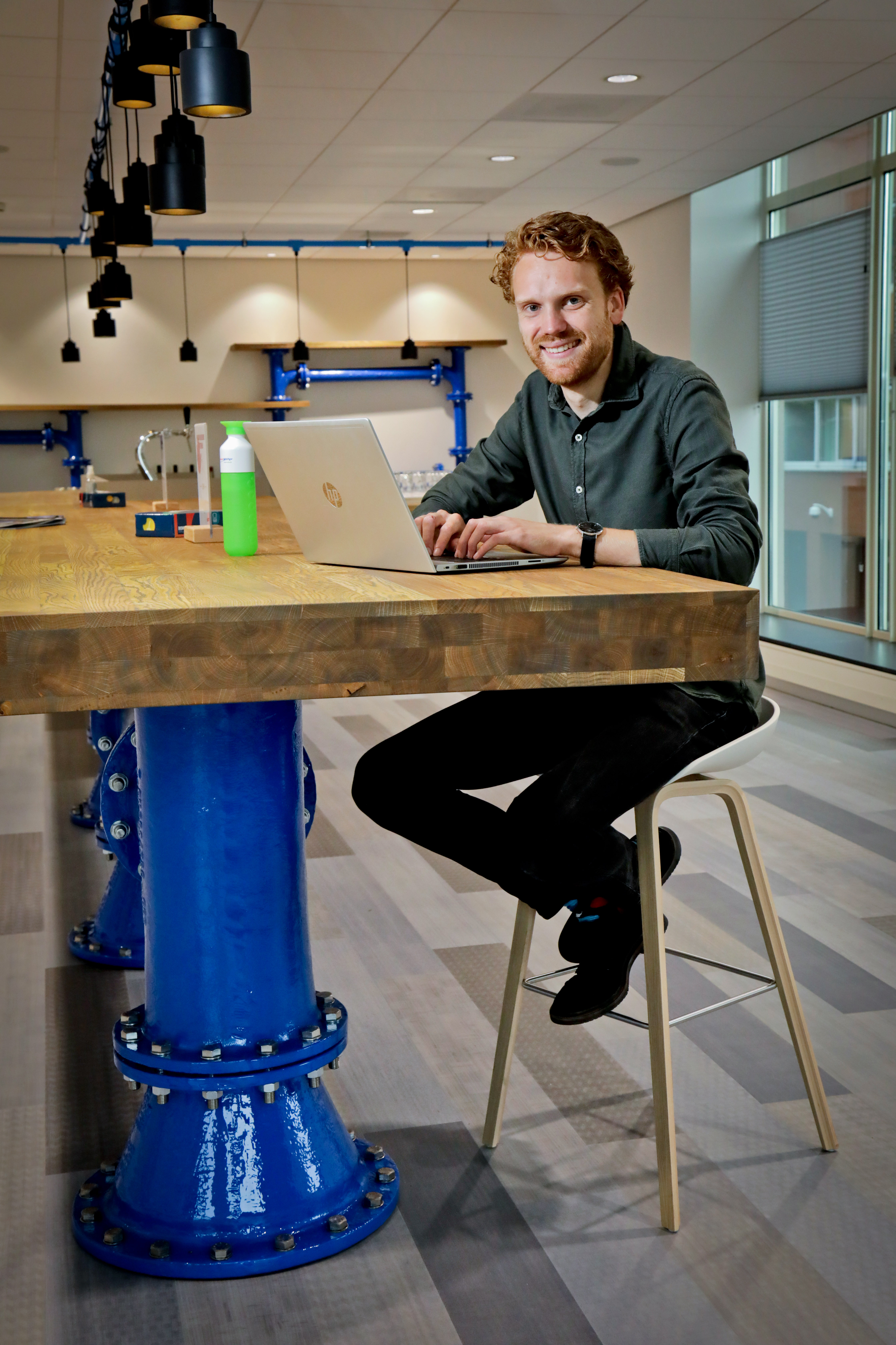 medewerker achter laptop