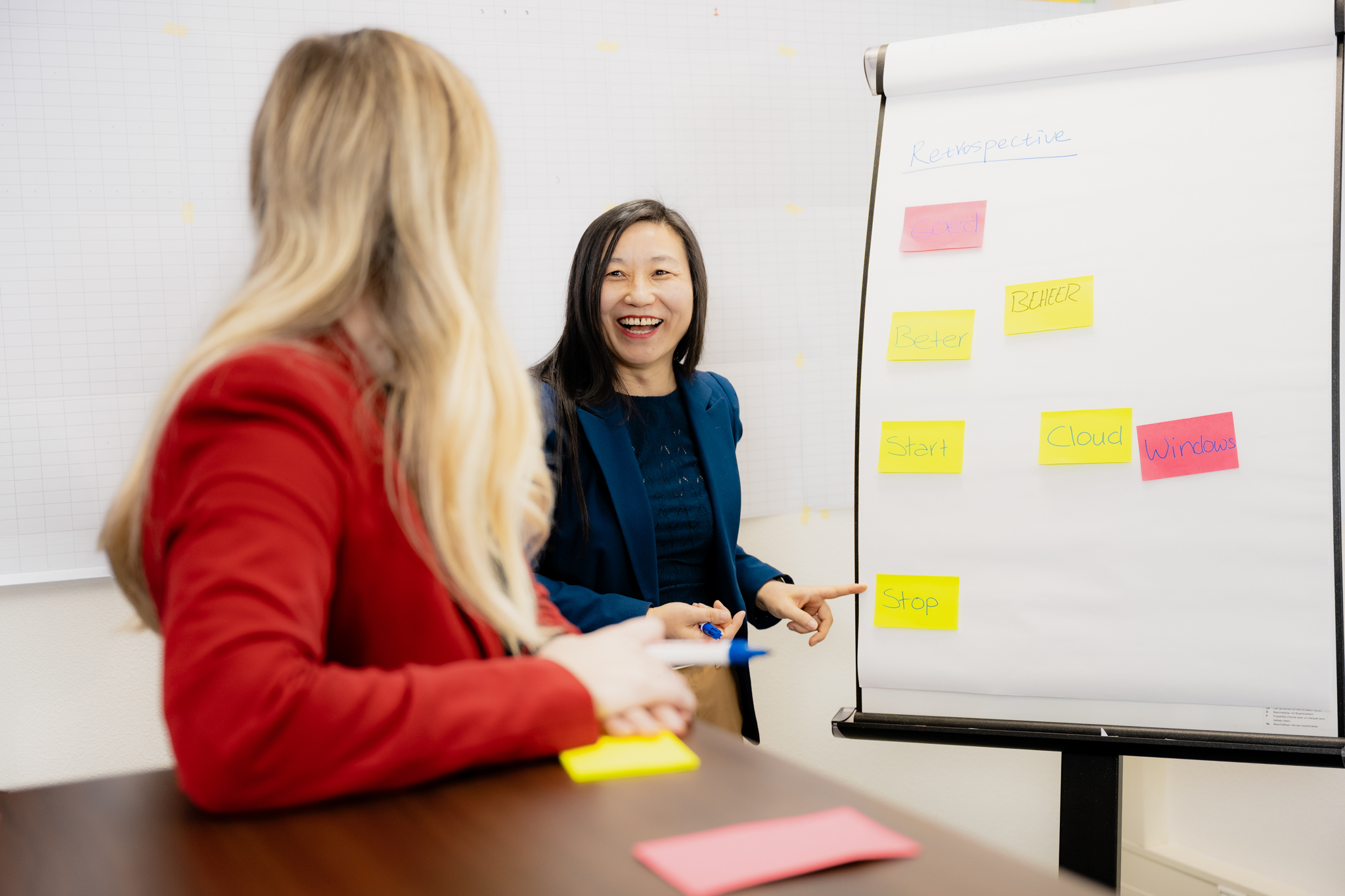 collega's doen brainstorm met post-its