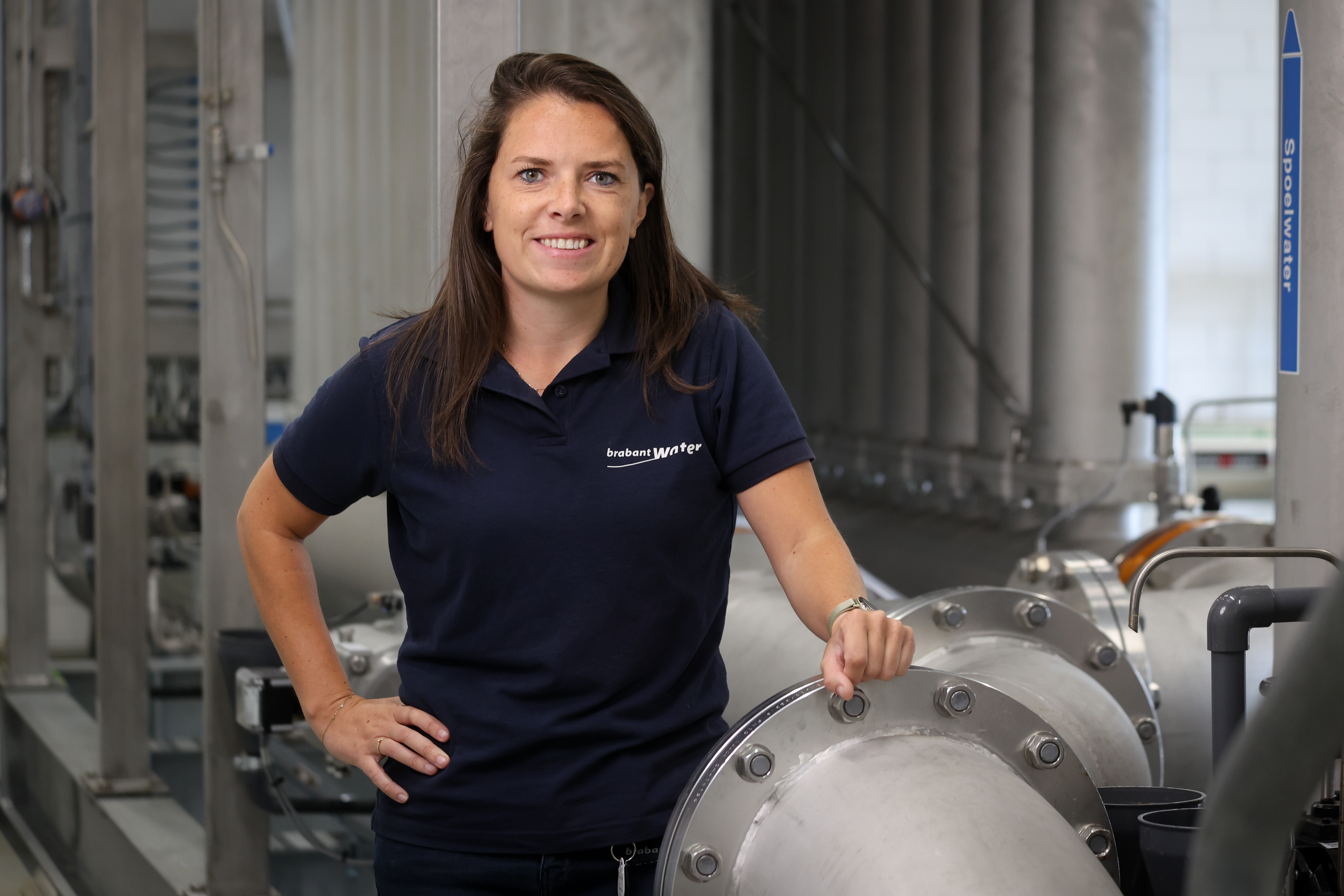 Anke binnen in een waterproductiebedrijf